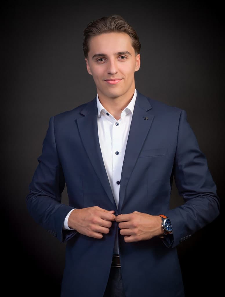 Raphaël Mercier, Courtier hypothécaire stagiaire