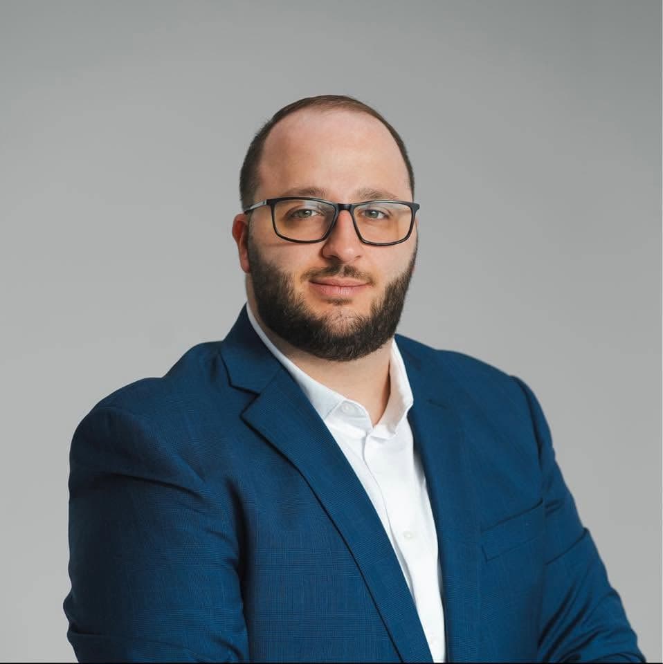 Juliano Timeo, Courtier hypothécaire stagiaire