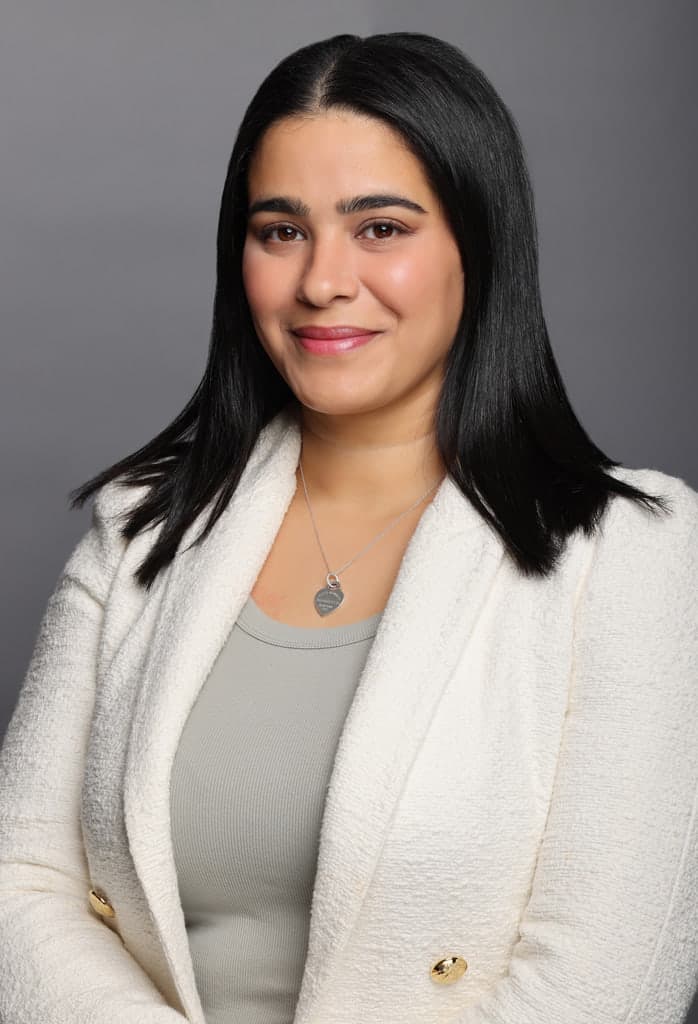 Yasmina Slimani, Courtier hypothécaire